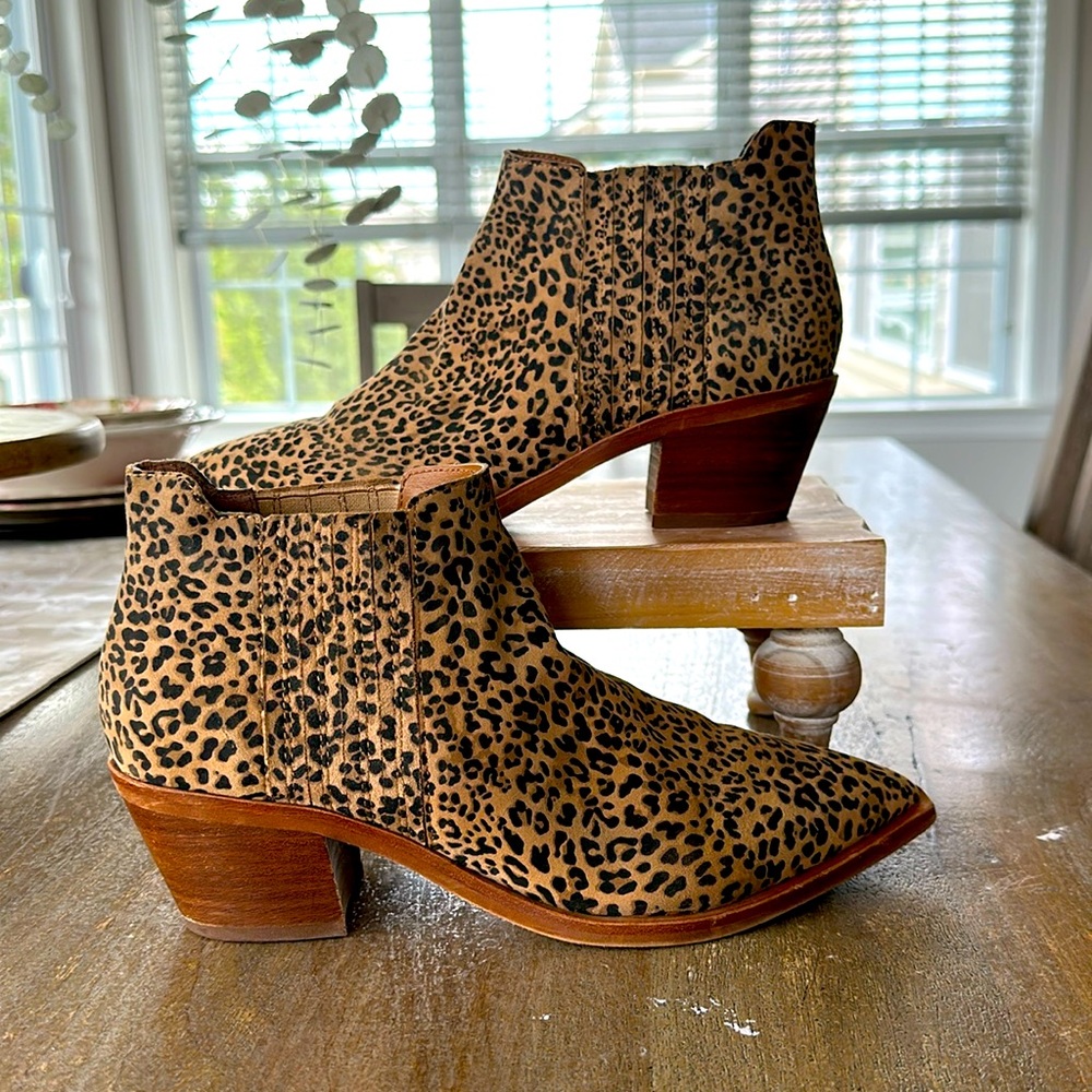 DOLCE VITA STACKED HEEL SHOE BOOT. CONDITION IS USED, LIGHTLY. SZ 7.5.